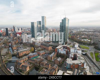 Luftaufnahme/Drohnenfotografie von Castlefield mit dem größeren Stadtzentrum von Manchester im Hintergrund Stockfoto