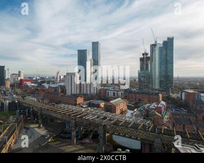 Luftaufnahme/Drohnenfotografie des Stadtzentrums von Manchester mit Castlefield Viaduct und Castlefield im Vordergrund Stockfoto