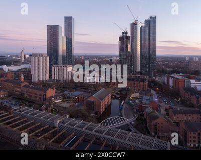 Luft-/Drohnenfotografie mit Blick über Castlefield im Vordergrund und das größere Stadtzentrum von Manchester in der Abenddämmerung Stockfoto