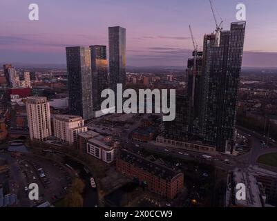 Luft-/Drohnenfotografie mit Blick über Castlefield im Vordergrund und das größere Stadtzentrum von Manchester in der Abenddämmerung Stockfoto