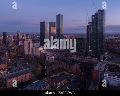 Luft-/Drohnenfotografie mit Blick über Castlefield im Vordergrund und das größere Stadtzentrum von Manchester in der Abenddämmerung Stockfoto