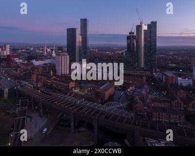 Luft-/Drohnenfotografie mit Blick über Castlefield im Vordergrund und das größere Stadtzentrum von Manchester in der Abenddämmerung Stockfoto