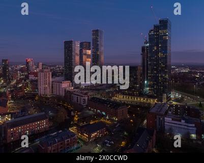 Luft-/Drohnenfotografie mit Blick über Castlefield im Vordergrund und das größere Stadtzentrum von Manchester in der Abenddämmerung Stockfoto