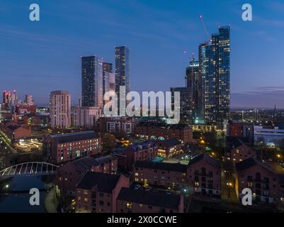 Luft-/Drohnenfotografie mit Blick über Castlefield im Vordergrund und das größere Stadtzentrum von Manchester in der Abenddämmerung Stockfoto