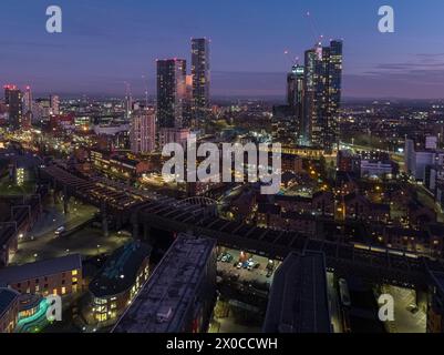 Luft-/Drohnenfotografie mit Blick über Castlefield im Vordergrund und das größere Stadtzentrum von Manchester in der Abenddämmerung Stockfoto