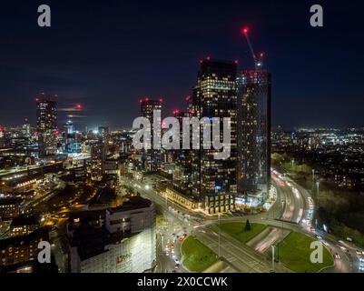 Luft-/Drohnenfotografie mit Blick über Castlefield im Vordergrund und das größere Stadtzentrum von Manchester bei Nacht Stockfoto