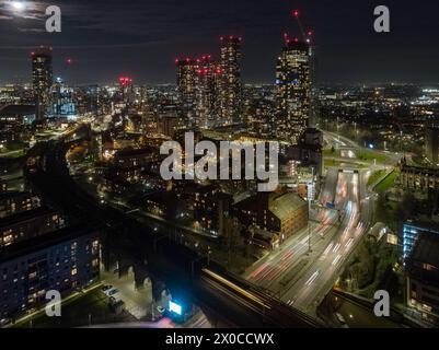 Luft-/Drohnenfotografie mit Blick über Castlefield im Vordergrund und das größere Stadtzentrum von Manchester bei Nacht Stockfoto