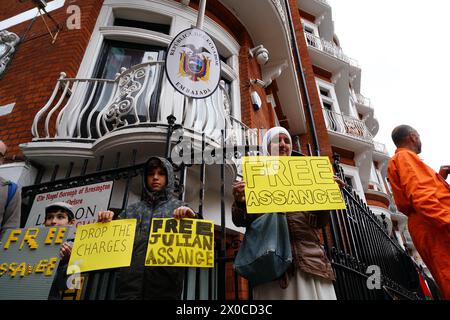 London, Großbritannien. April 2024. Protest für Julian Assange in der ecuadorianischen Botschaft in London an dem Tag, an dem die Botschaft fünf Jahre vergangen ist, seit die Botschaft seine Gefangennahme und Inhaftierung erlaubte. Quelle: Joao Daniel Pereira/Alamy Live News Stockfoto