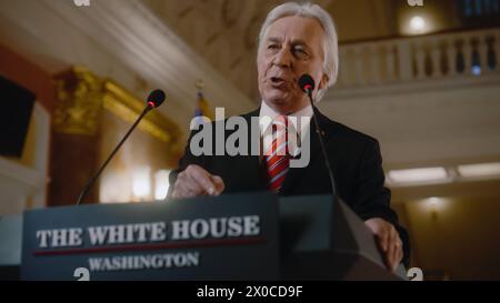 Der US-Präsident kommt zur Tribüne und spricht im Weißen Haus eine emotionale politische Rede ab. Ein hochrangiger amerikanischer Minister oder Vertreter der US-Regierung spricht für die Medien auf einer Pressekonferenz im Kongress. Stockfoto