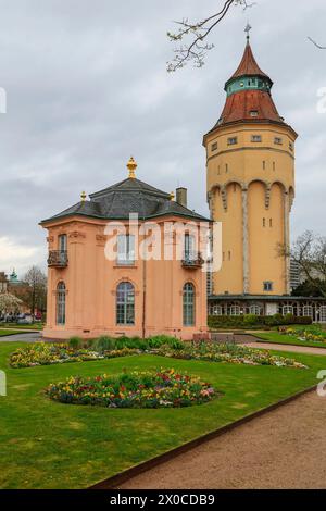 historischer Wasserturm und Schlösschen Pagodenburg, Murgpark, ehemalige Residenz der Markgrafen von Baden-Baden, Rastatt, Baden-Württemberg, Deutschland *** historischer Wasserturm und Pagodenburg, Murgpark, ehemalige Residenz der Markgrafen von Baden Baden Baden, Rastatt, Baden Württemberg, Deutschland Stockfoto