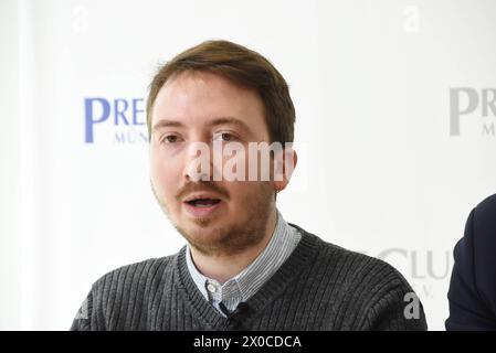 Merlin Jonack, NABU e. V. Bundesverband Moderator Muenchen 11.04.2024 Presseclub gespraech-Gemeinsam für eine sozialvertraegliche Mobilitaetswende in Bayern Breites Buendnis aus AWO, VdK, DGB, IGM, Ver.di, EVG, ADFC, BN und VCD München *** Merlin Jonack, NABU e V Bundesverband Moderator München 11 04 2024 Presse-Club Diskussion gemeinsam für einen sozial verantwortlichen Mobilitätswandel in Bayern breit gefächerte Allianz von AWO, VdK, DGB, IGM, Ver di, EVG, ADFC, BN und VCD München Stockfoto