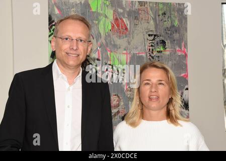 Bernhard Stiedl, Vorsitzende DGB Bayern Verena Bentele, Praesidentin VdK Deutschland e. V., Vorsitzende VdK Bayern e. V. -Paraolympiasiegerin Muenchen 11.04.2024 Presseclub gespraech-Gemeinsam für eine sozialvertraegliche Mobilitaetswende in Bayern Breites Buendnis aus AWO, VdK, DGB, IGM, Ver.di, EVG, ADFC, BN und VCD München *** Bernhard Stiedl, Vorsitzende DGB Bayern Verena Bentele, Präsidentin VdK Deutschland e V , Vorsitzende VdK Bavaria e V Paraolympiasieger München 11 04 2024 Presse Club Diskussion gemeinsam für eine sozial verantwortliche Mobilitätswende in Bayern breite Allianz von AWO, VdK, VdK, Stockfoto