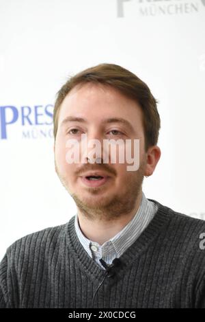 Merlin Jonack, NABU e. V. Bundesverband Moderator Muenchen 11.04.2024 Presseclub gespraech-Gemeinsam für eine sozialvertraegliche Mobilitaetswende in Bayern Breites Buendnis aus AWO, VdK, DGB, IGM, Ver.di, EVG, ADFC, BN und VCD München *** Merlin Jonack, NABU e V Bundesverband Moderator München 11 04 2024 Presse-Club Diskussion gemeinsam für einen sozial verantwortlichen Mobilitätswandel in Bayern breit gefächerte Allianz von AWO, VdK, DGB, IGM, Ver di, EVG, ADFC, BN und VCD München Stockfoto