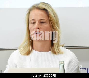 Verena Bentele, Praesidentin VdK Deutschland e. V., Vorsitzende VdK Bayern e. V. -Paraolympiasiegerin Muenchen 11.04.2024 Presseclub gespraech-Gemeinsam für eine sozialvertraegliche Mobilitaetswende in Bayern Breites Buendnis aus AWO, VdK, DGB, IGM, Ver.di, EVG, ADFC, BN und VCD München *** Verena Bentele, Präsidentin VdK Deutschland e V , Vorsitzende VdK Bayern e V Paraolympiasieger München 11 04 2024 Presse Club Diskussion gemeinsam für eine sozial verantwortliche Mobilitätswende in Bayern breite Allianz von AWO, VdK, DGB, IGM, Ver di, EVG, ADFC, BN und VCD München Stockfoto