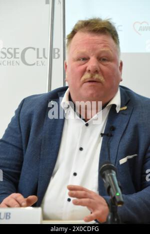 Dr. Christian Loos, Vorsitzender VCD Bayern e. V. Muenchen 11.04.2024 Presseclub gespraech-Gemeinsam für eine sozialvertraegliche Mobilitaetswende in Bayern Breites Buendnis aus AWO, VdK, DGB, IGM, Ver.di, EVG, ADFC, BN und VCD Muenchen *** Dr. Christian Loos, Vorsitzender VCD Bayern e V München 11 04 2024 Presse-Club Diskussion gemeinsam für eine sozial verantwortliche Mobilitätswende in Bayern breit gefächerte Allianz von AWO, VdK, DGB, IGM, Ver di, EVG, ADFC, BN und VCD München Stockfoto