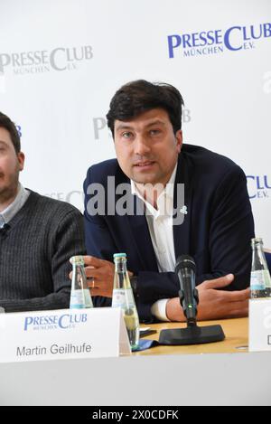 Martin Geilhufe, Landesbeauftragter BUND Naturschutz in Bayern e. V. Muenchen 11.04.2024 Presseclub gespraech-Gemeinsam für eine sozialvertraegliche Mobilitaetswende in Bayern Breites Buendnis aus AWO, VdK, DGB, IGM, Ver.di, EVG, ADFC, BN und VCD München *** Martin Geilhufe, Landesbeauftragter BUND Naturschutz in Bayern e V München 11 04 2024 Presse-Club Diskussion gemeinsam für einen sozial verantwortlichen Mobilitätswechsel in Bayern breiter Verbund von AWO, VdK, DGB, IGM, Ver di, EVG, ADFC, BN und VCD München Stockfoto