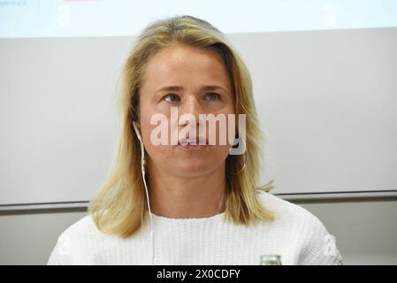 Verena Bentele, Praesidentin VdK Deutschland e. V., Vorsitzende VdK Bayern e. V. -Paraolympiasiegerin Muenchen 11.04.2024 Presseclub gespraech-Gemeinsam für eine sozialvertraegliche Mobilitaetswende in Bayern Breites Buendnis aus AWO, VdK, DGB, IGM, Ver.di, EVG, ADFC, BN und VCD München *** Verena Bentele, Präsidentin VdK Deutschland e V , Vorsitzende VdK Bayern e V Paraolympiasieger München 11 04 2024 Presse Club Diskussion gemeinsam für eine sozial verantwortliche Mobilitätswende in Bayern breite Allianz von AWO, VdK, DGB, IGM, Ver di, EVG, ADFC, BN und VCD München Stockfoto