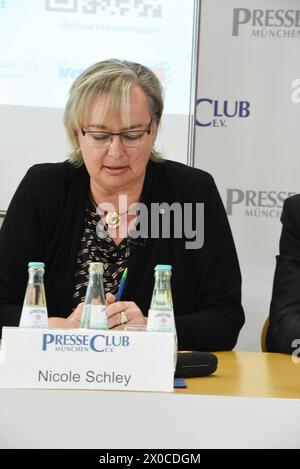 Nicole Schley, Vorsitzende AWO Bayern e. V. Muenchen 11.04.2024 Presseclub gespraech-Gemeinsam für eine sozialvertraegliche Mobilitaetswende in Bayern Breites Buendnis aus AWO, VdK, DGB, IGM, Ver.di, EVG, ADFC, BN und VCD München *** Nicole Schley, Vorsitzende AWO Bayern e V München 11 04 2024 Presse-Clubdiskussion gemeinsam für eine sozial verantwortliche Mobilitätswende in Bayern breite Allianz von AWO, VdK, DGB, IGM, Ver di, EVG, ADFC, BN und VCD München Stockfoto