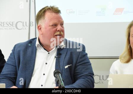 Dr. Christian Loos, Vorsitzender VCD Bayern e. V. Muenchen 11.04.2024 Presseclub gespraech-Gemeinsam für eine sozialvertraegliche Mobilitaetswende in Bayern Breites Buendnis aus AWO, VdK, DGB, IGM, Ver.di, EVG, ADFC, BN und VCD Muenchen *** Dr. Christian Loos, Vorsitzender VCD Bayern e V München 11 04 2024 Presse-Club Diskussion gemeinsam für eine sozial verantwortliche Mobilitätswende in Bayern breit gefächerte Allianz von AWO, VdK, DGB, IGM, Ver di, EVG, ADFC, BN und VCD München Stockfoto