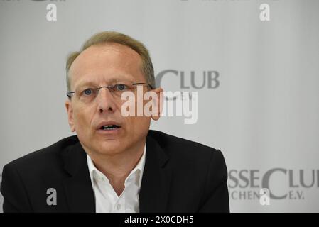 Bernhard Stiedl, Vorsitzender DGB Bayern München 11.04.2024 Presseclub gespraech-gemeinsam für eine sozialvertraegliche Mobilitaetswende in Bayern breites Buendnis aus AWO, VdK, DGB, IGM, Ver.di, EVG, ADFC, BN und VCD München *** Bernhard Stiedl, Vorsitzender des DGB Bayern München 11 04 2024 Presse-Club Diskussion gemeinsam für eine sozial verantwortliche Mobilitätswende in Bayern breit gefächerte Allianz von AWO, VdK, DGB, IGM, Ver di, EVG, ADFC, BN und VCD München Stockfoto