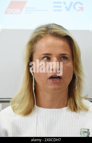 Verena Bentele, Praesidentin VdK Deutschland e. V., Vorsitzende VdK Bayern e. V. -Paraolympiasiegerin Muenchen 11.04.2024 Presseclub gespraech-Gemeinsam für eine sozialvertraegliche Mobilitaetswende in Bayern Breites Buendnis aus AWO, VdK, DGB, IGM, Ver.di, EVG, ADFC, BN und VCD München *** Verena Bentele, Präsidentin VdK Deutschland e V , Vorsitzende VdK Bayern e V Paraolympiasieger München 11 04 2024 Presse Club Diskussion gemeinsam für eine sozial verantwortliche Mobilitätswende in Bayern breite Allianz von AWO, VdK, DGB, IGM, Ver di, EVG, ADFC, BN und VCD München Stockfoto