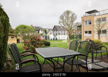 Hamburg, Deutschland. April 2024. Blick auf den Garten einer Einrichtung für pflegebedürftige Obdachlose während einer Fotosession vor der Eröffnung. Ab dem 22. April 2024 eröffnet das Gemeindeunternehmen Fördern & Wohnen AöR im Auftrag der Sozialbehörde eine Einrichtung für schwerkranke und pflegebedürftige Obdachlose. Bisher obdachlose Menschen mit schweren bis extrem schweren gesundheitlichen Einschränkungen werden im ehemaligen Altersheim betreut. Quelle: Christian Charisius/dpa/Alamy Live News Stockfoto