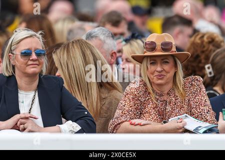 Racegoers während des Randox Grand National 2024 Opening Day auf der Aintree Racecourse, Liverpool, Vereinigtes Königreich, 11. April 2024 (Foto: Mark Cosgrove/News Images) in , am 11. April 2024. (Foto: Mark Cosgrove/News Images/SIPA USA) Stockfoto