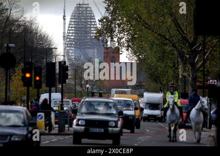 LONDON FOSTER GHERKIN 30 ST MARY AXT, IM BAU 2001 THE GHERKIN ODER KORREKTER 30 ST MARY AXT, DAS NEUE HAUPTQUARTIER VON SWISS RE, ERHEBT SICH AN DER EHEMALIGEN STELLE DES BALTISCHEN AUSTAUSCHS IN DER STADT LONDON UND IST HIER AUS 3 MEILEN ENTFERNT IM EAST END VON LONDON ZU SEHEN. DIE DIAGRID-UMRANDUNG AUS DIAGONAL INEINANDER GREIFENDEN STAHLELEMENTEN IST DEUTLICH ALS DIE 180 METER HOHE, 40 STOCKWERKE HOHE FOSTER AND PARTNERS DESIGN READIES FÜR DIE RICHTFEIER ENDE NOVEMBER ZU SEHEN. URHEBERRECHTLICH GESCHÜTZTES FOTO VON BRIAN HARRIS the Gherkin, ehemals 30 St. Mary Axe und früher als Swiss Re bekannt Stockfoto