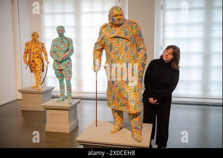 London, England, Großbritannien. April 2024. Der Mitarbeiter der Galerie steht während des Fotogesprächs bei Yinka Shonibares „entkolonisierten Strukturen“. Die Enthüllung von Yinka Shonibares neuen Installationen „Sanctuary City“ und „war Library“ in der Londoner Galerie Serpentine South, Teil seiner Ausstellung „Suspended States“, die Migration, koloniale Vermächtnisse und die ökologischen Auswirkungen der Kolonialisierung untersucht. (Kreditbild: © Thomas Krych/ZUMA Press Wire) NUR REDAKTIONELLE VERWENDUNG! Nicht für kommerzielle ZWECKE! Stockfoto