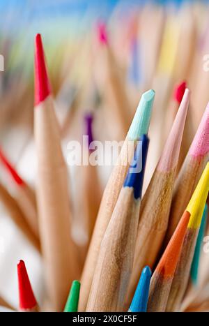 Ein Haufen mehrfarbiger Bleistifte, Nahaufnahme, selektiver Fokus, abstrakter Hintergrund der Kunstpädagogik Stockfoto