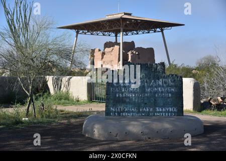 Coolidge, AZ., USA, 16.03.2024. Casa Grande Ruins National Monument im Jahr 1918. Mystery umgibt dieses einzigartige, um 1350 n. Chr. vierstöckige „Caliche“ Stockfoto