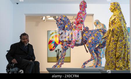 London, UK, 11. April 2024, Suspended States wird in der Serpentine South Gallery vom 12. April bis 1. September 2024 geöffnet. Die Ausstellung von Yinka Shonibare erforscht die Aufhebung von Grenzen, ob psychisch, physisch oder geografisch – alle Grenzen der Nationalität befinden sich in einem Zustand der Spannung. Westliche Ikonographie wird neu interpretiert und befragt, zu einem Zeitpunkt in der Geschichte, in dem Nationalismus, Protektionismus und Feindseligkeit gegenüber Ausländern auf dem Vormarsch sind. Andrew Lalchan Photography/Alamy Live News Stockfoto