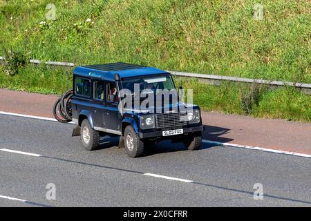 2003 Blue Land Rover Defender 110 TD5 XS; Sport-Nutzfahrzeug auf der Autobahn M6, Großbritannien Stockfoto