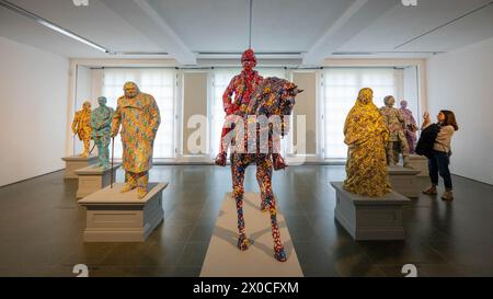 London, UK, 11. April 2024, Suspended States wird in der Serpentine South Gallery vom 12. April bis 1. September 2024 geöffnet. Die Ausstellung von Yinka Shonibare erforscht die Aufhebung von Grenzen, ob psychisch, physisch oder geografisch – alle Grenzen der Nationalität befinden sich in einem Zustand der Spannung. Westliche Ikonographie wird neu interpretiert und befragt, zu einem Zeitpunkt in der Geschichte, in dem Nationalismus, Protektionismus und Feindseligkeit gegenüber Ausländern auf dem Vormarsch sind. Andrew Lalchan Photography/Alamy Live News Stockfoto