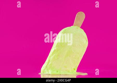 Helles Eis auf bunten rosa Hintergrund. Eis-Eis-Eis-Lollies bleiben durch Sonnenlicht geschmolzen. Sommerurlaub, Urlaub, lustiges Konzept Stockfoto