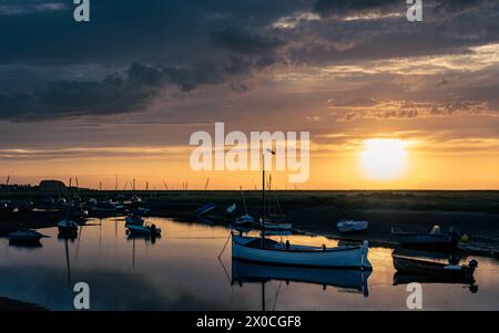 Sonnenuntergang über dem Hafen in Burnham Overy Staithe Stockfoto