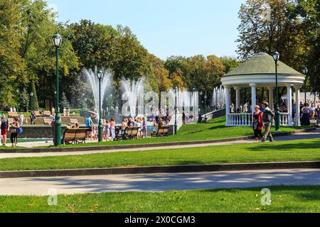 CHARKOW, UKRAINE - 24. AUGUST 2019: Unbekannte Menschen ruhen sich in der Stadt Schewtschenko-Garten an einem freien Tag aus. Stockfoto