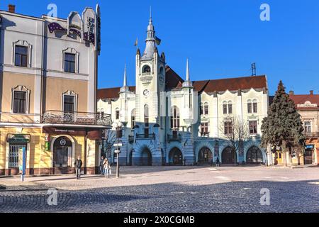 MUKATSCHEWO, UKRAINE - 17. MÄRZ 2023: Dies ist das Gebäude des Rathauses im neogotischen Stil im historischen Zentrum der Stadt. Stockfoto