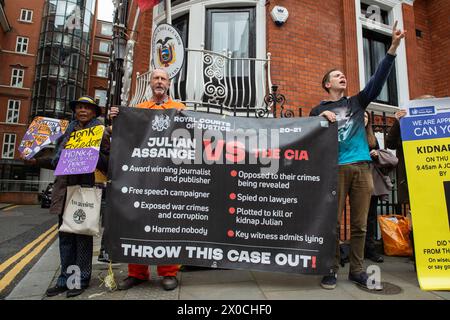 London, England, Großbritannien. April 2024. Unterstützer von Julian Assange versammelten sich vor der Botschaft von Ecuador, um den fünften Jahrestag der Verhaftung und Inhaftierung des WikiLeaks-Gründers im Belmarsh-Gefängnis zu feiern, während er seine rechtlichen Kämpfe gegen die US-Auslieferung fortsetzt. (Kreditbild: © Thomas Krych/ZUMA Press Wire) NUR REDAKTIONELLE VERWENDUNG! Nicht für kommerzielle ZWECKE! Stockfoto