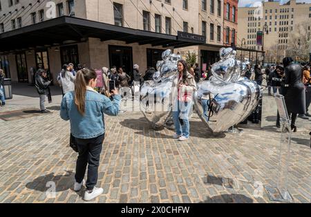 Am Samstag, den 6. April 2024, reiste die angesagte Schar zum Gansevoort Plaza im Meatpacking District in New York, um den Verkauf von YSLÕs für ihren YSL Loveshine Lip Oil Stick zu aktivieren. (© Richard B. Levine) Stockfoto