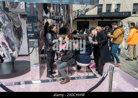 Am Samstag, den 6. April 2024, reiste die angesagte Schar zum Gansevoort Plaza im Meatpacking District in New York, um den Verkauf von YSLÕs für ihren YSL Loveshine Lip Oil Stick zu aktivieren. (© Richard B. Levine) Stockfoto