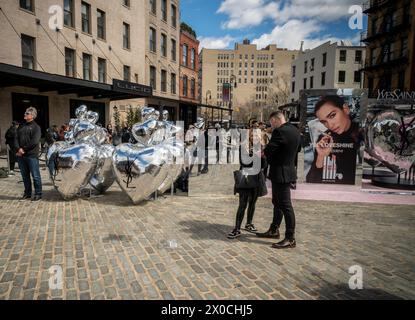 Am Samstag, den 6. April 2024, reiste die angesagte Schar zum Gansevoort Plaza im Meatpacking District in New York, um den Verkauf von YSLÕs für ihren YSL Loveshine Lip Oil Stick zu aktivieren. (© Richard B. Levine) Stockfoto