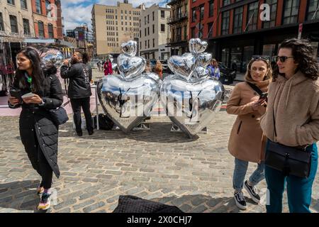 Am Samstag, den 6. April 2024, reiste die angesagte Schar zum Gansevoort Plaza im Meatpacking District in New York, um YSL für ihren YSL Loveshine Lip Oil Stick zu aktivieren. (© Richard B. Levine) Stockfoto