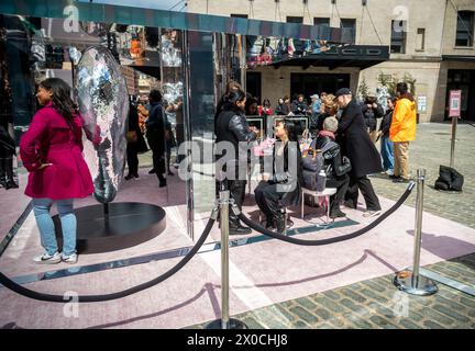 Am Samstag, den 6. April 2024, reiste die angesagte Schar zum Gansevoort Plaza im Meatpacking District in New York, um den Verkauf von YSLÕs für ihren YSL Loveshine Lip Oil Stick zu aktivieren. (© Richard B. Levine) Stockfoto