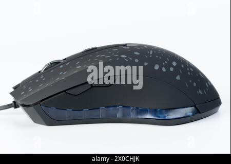 Seitenansicht der schwarzen Gamer-pc-Maus isoliert auf weißem Studiohintergrund Stockfoto