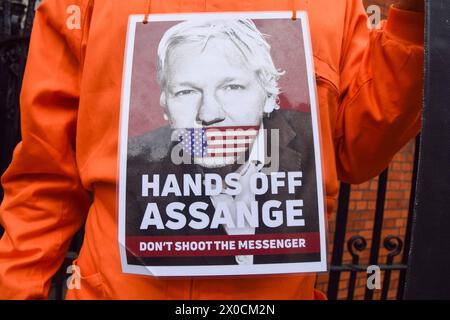 London, Großbritannien. April 2024. Anhänger von Julian Assange versammeln sich vor der Botschaft von Ecuador in Knightsbridge am fünften Jahrestag seiner Inhaftierung im Belmarsh Gefängnis. Der WikiLeaks-Gründer verbrachte zuvor fast sieben Jahre im Exil in der Botschaft, bis sein Asyl zurückgezogen wurde. Quelle: Vuk Valcic/Alamy Live News Stockfoto