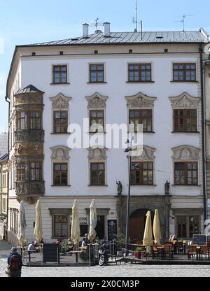 Olomouc, Tschechische Republik. April 2024. Schloss Hauenschild, in dem 1767 der Salzburger Musiker Leopold Mozart mit seiner Frau Maria Anna und ihren Kindern Nannerl und Wolfgang Amadeus vor dem Wiederaufbau in Olomouc, Tschechien, am 11. April 2024 wohnte. Quelle: Ludek Perina/CTK Photo/Alamy Live News Stockfoto