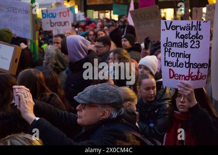 Bad Kreuznach, Deutschland, 30. Januar 2024. Hunderte von Menschen nehmen an der Demo unter dem Motto "Verteidigung der Demokratie" Teil. Stockfoto