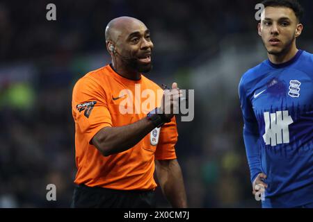 Birmingham, Großbritannien. April 2024. Sam Allison, Ersatzschiedsrichter von St Andrews, St Andrews, während des EFL Sky Bet Championship-Spiels zwischen Birmingham City und Cardiff City am 10. April 2024 im St Andrews, Birmingham, England. (Andy Shaw/SPP) (Andy Shaw/SPP) Credit: SPP Sport Press Photo. /Alamy Live News Stockfoto