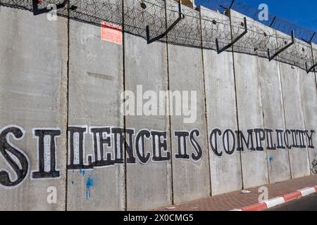 Ost-Jerusalem, Israel. November 2010. Die Trennmauer zwischen dem Shufat im Nordosten Jerusalems und Al-RAM im Westjordanland ist in Ostjerusalem zu sehen. Die Mauer wurde von der israelischen Regierung nach dem palästinensischen Aufstand (zweite Intifada) errichtet, der 2000 begann. Sie trennt das besetzte Westjordanland von Israel. In Jerusalem besteht die Mauer hauptsächlich aus Betonblöcken, die an einigen Stellen 9 Meter hoch sind. Israel nennt es die Sicherheitsbarriere. Quelle: SOPA Images Limited/Alamy Live News Stockfoto